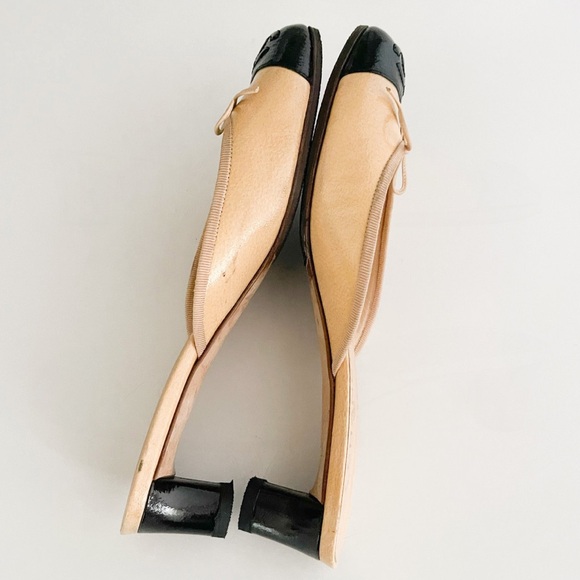 Chanel Iconic "CC" Tan & Black Toe Cap Bow Kitten Mule Heels (US 8 / IT 38.5) - Picture 4 of 5